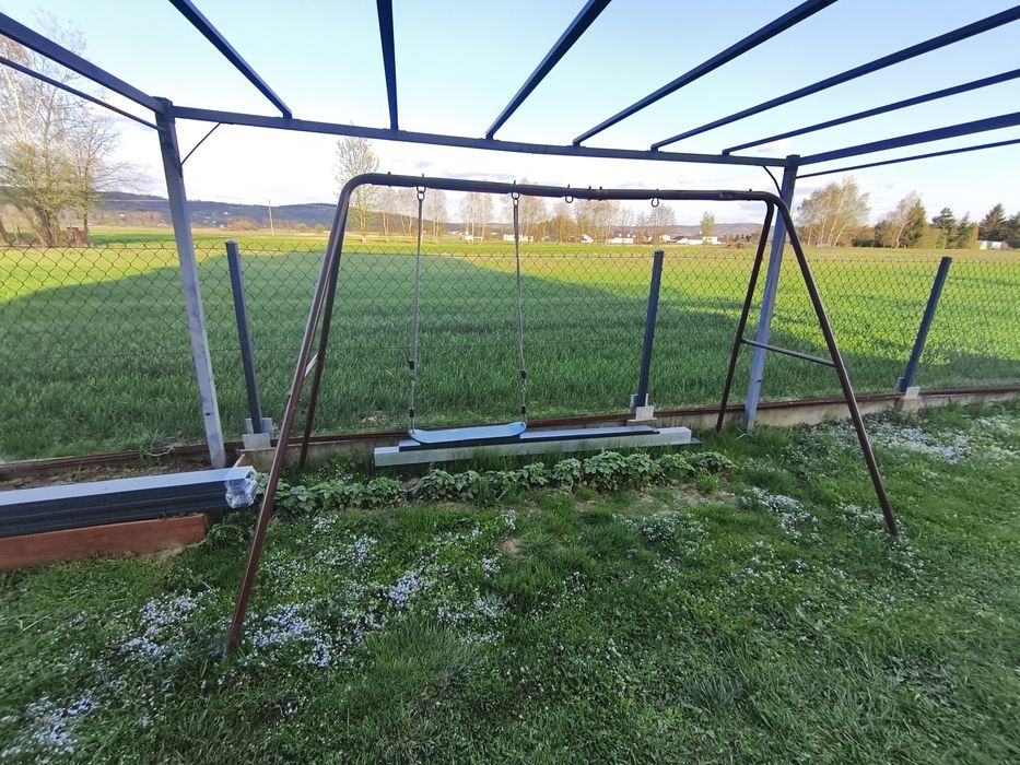 Huśtawka pomalowana z siedzeniem z aluminium
