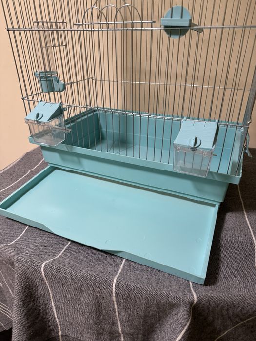 Простора клітка для папужки