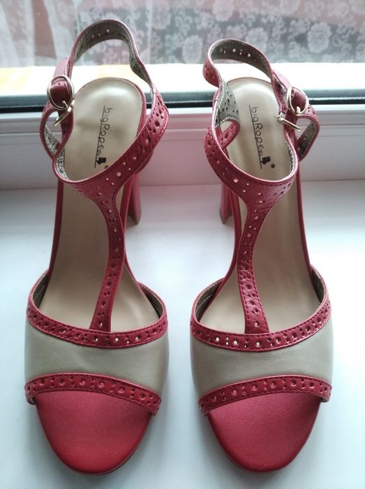 Женские кожаные босоножки.