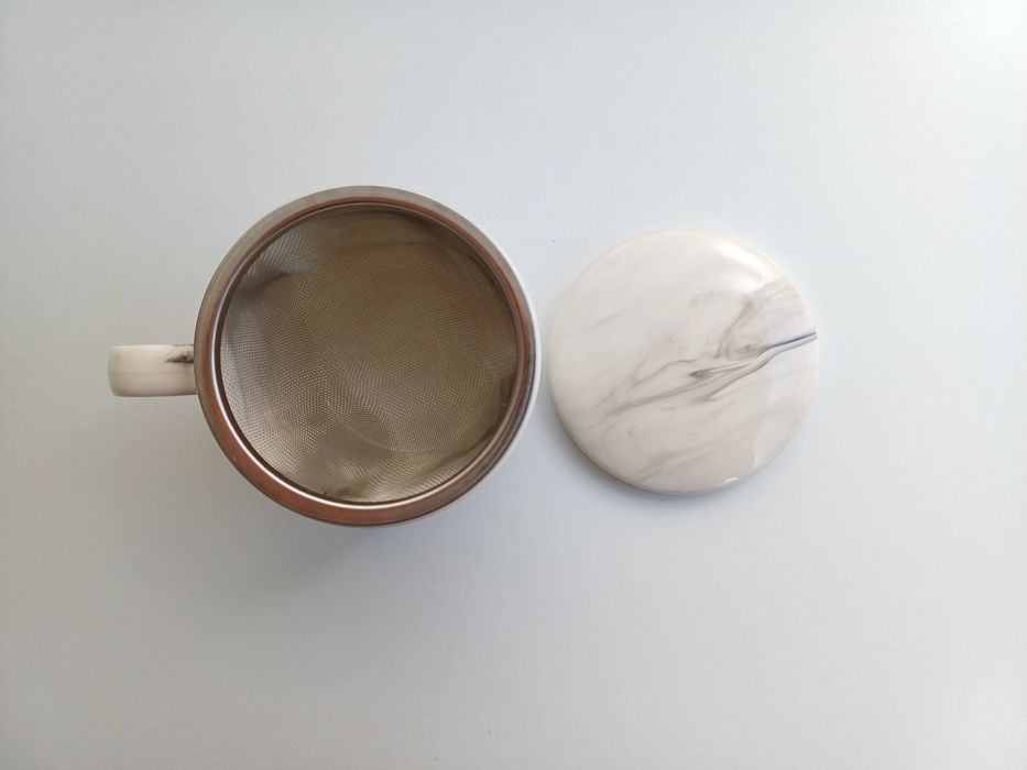 Caneca de cerâmica branca com tampa e coador integrados