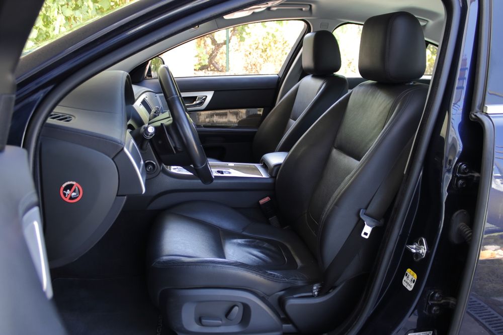 Jaguar XF 2.2 D Luxury Auto (229€/Mês)