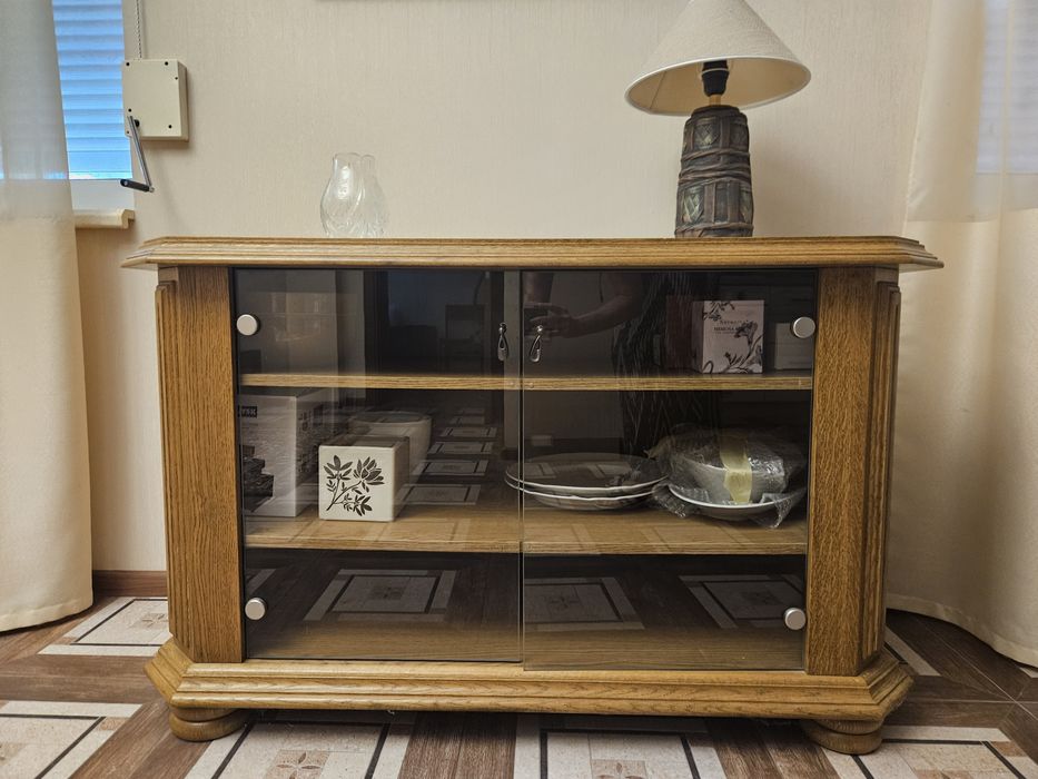Комод натур дерево з скляними дверцятами_ціна договірна