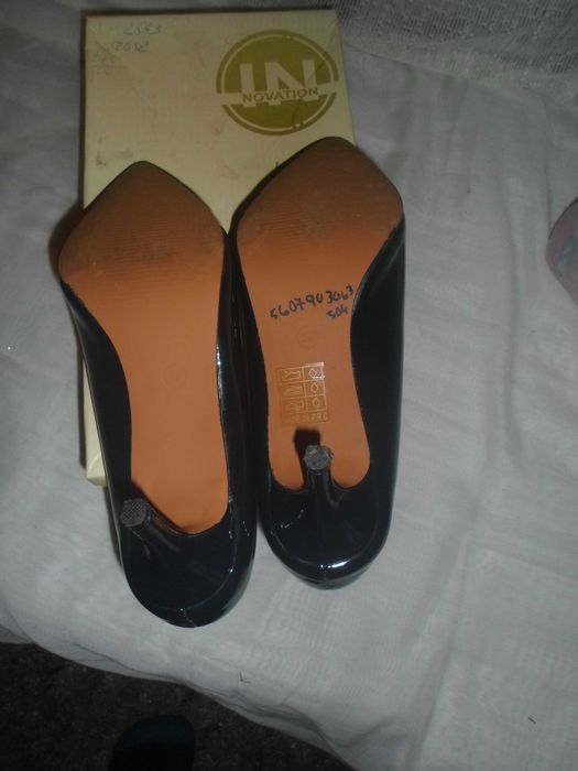 sapatos com tacão fino cor azul  marinho para senhora