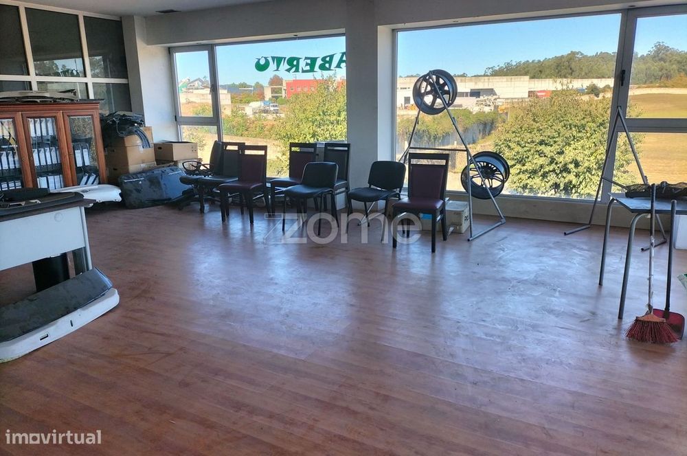 Pavilhão com 700 m²  terreno de 1.198 m² – Touguinhó, Vila do Conde...