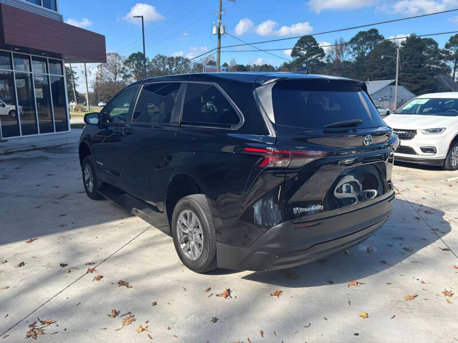 Toyota Sienna LE 8-Passenger      2024