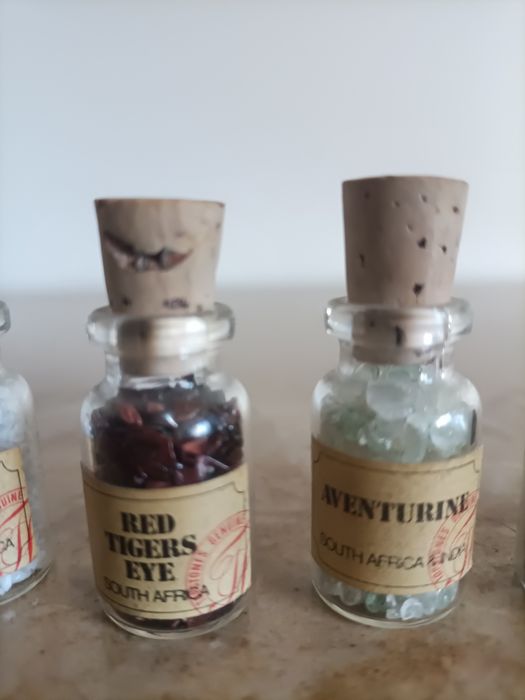 Coleção de pedras semi preciosas em pequenos frascos com certificado