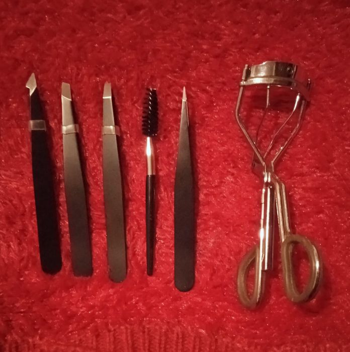 Набір пінцетів, щіточка і щипці для вій