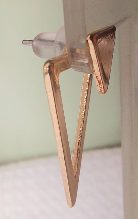 Brincos de metal dourado em forma triangular e com 2 possibilidades