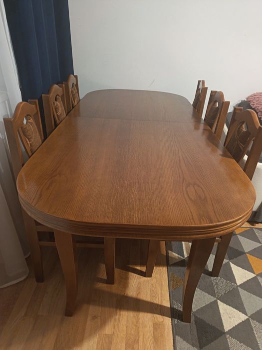 Stół rozkładany i krzesła.