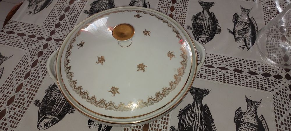 Terrina antiga de porcelana