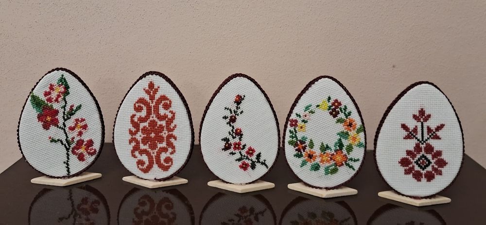 Великодні вишиті яйця сувеніри