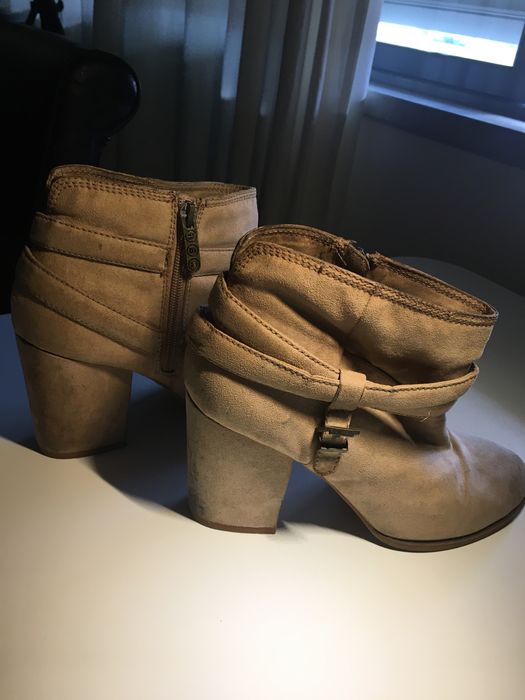 Botins camurça cor beije da Bershka