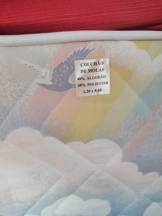 Cama para bebé em madeira