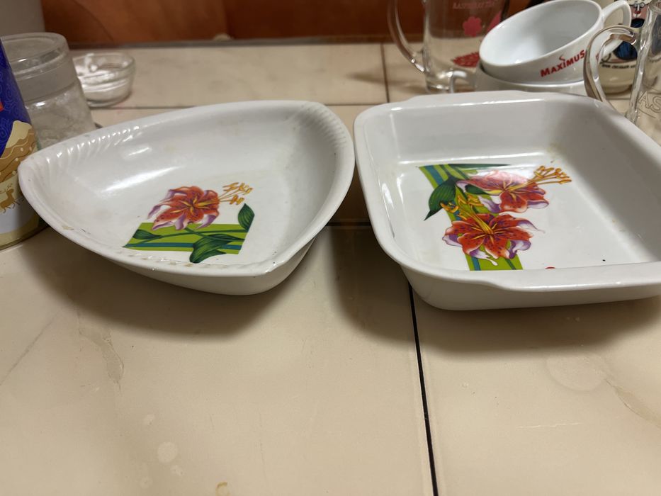 Тарелочки одна треугольником а вторая прямоугольником