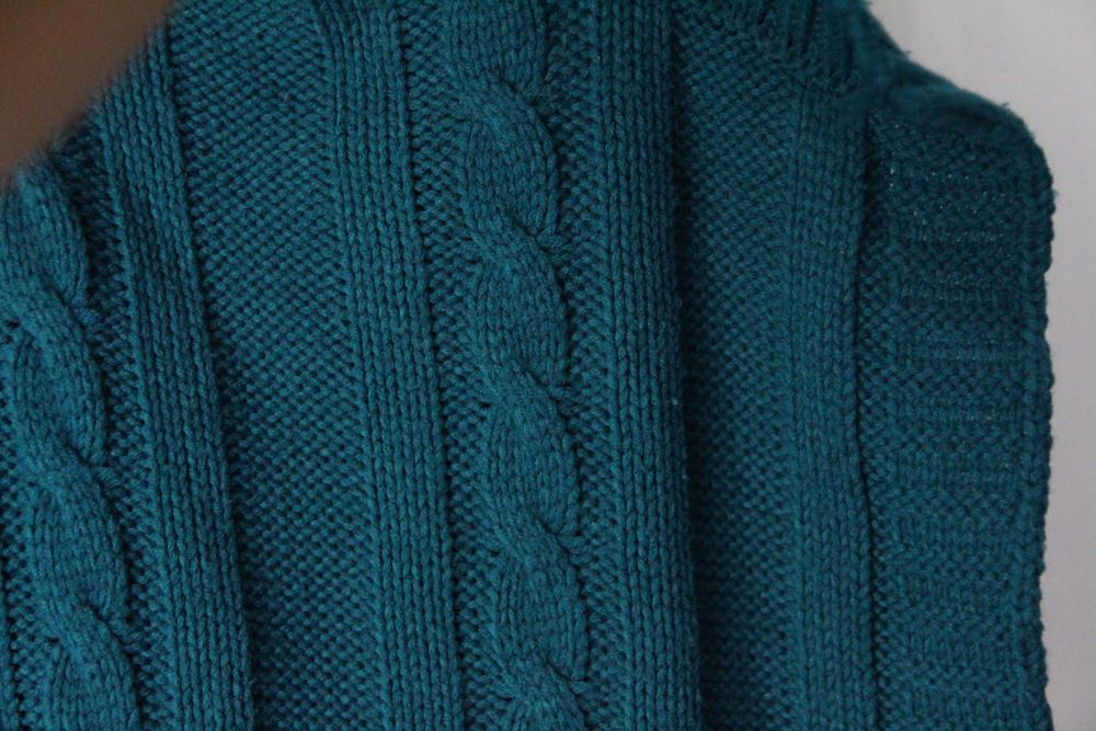 Turkusowy kardigan, sweterek, warkocz