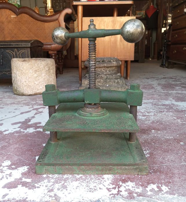 Antiga prensa de papel