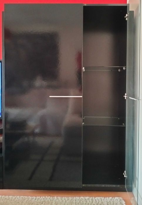 Móvel com vitrine
