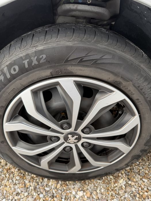 Jantes com tampoes e peneus 15