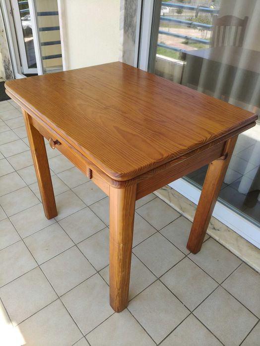 Mesa de cozinha 2 cadeiras e dois bancos