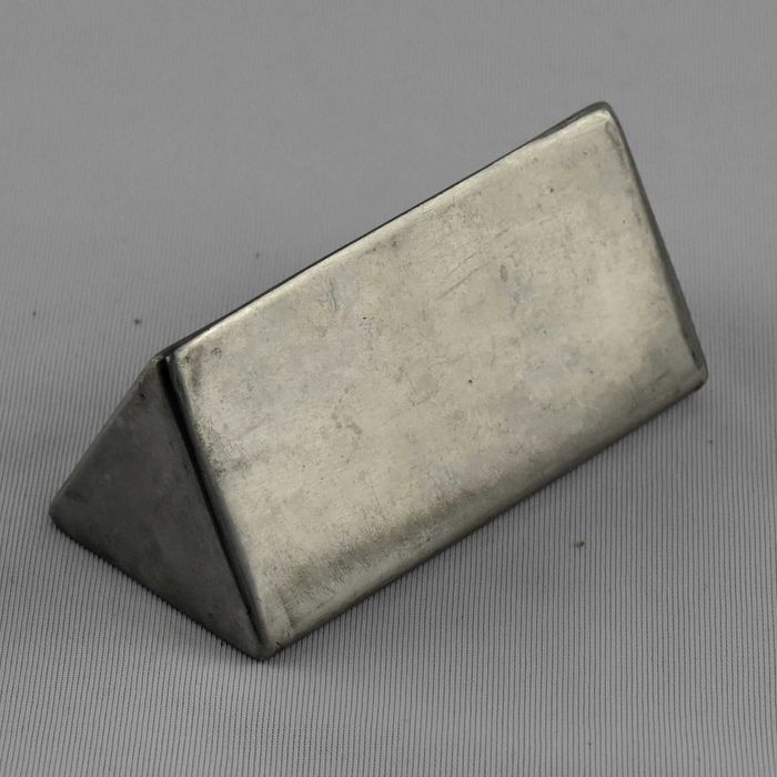 Paliteiro triangular em metal prateado