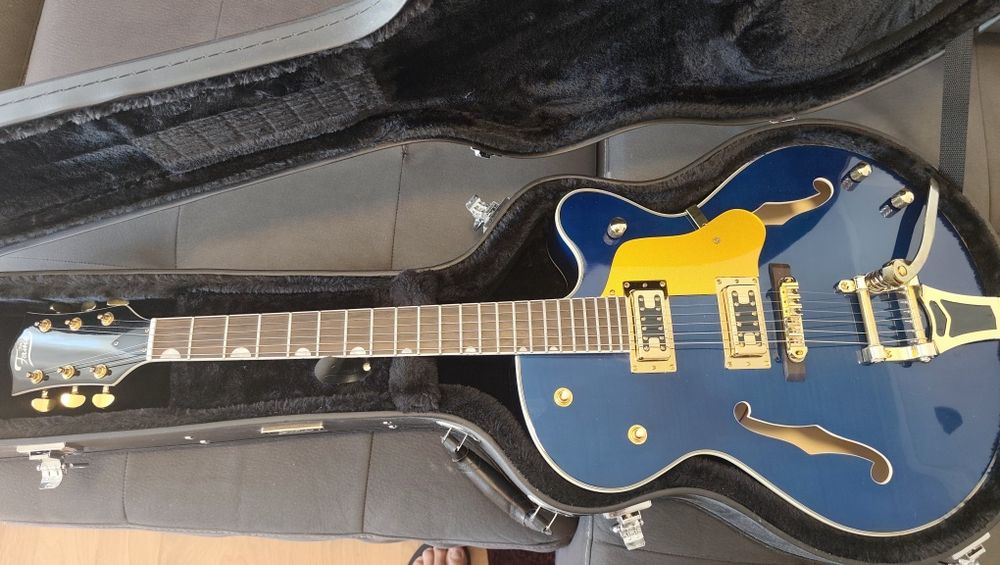 Vendo guitarra FAME com case incluso.