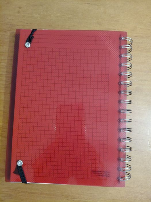 Caderno novo com capa vermelha