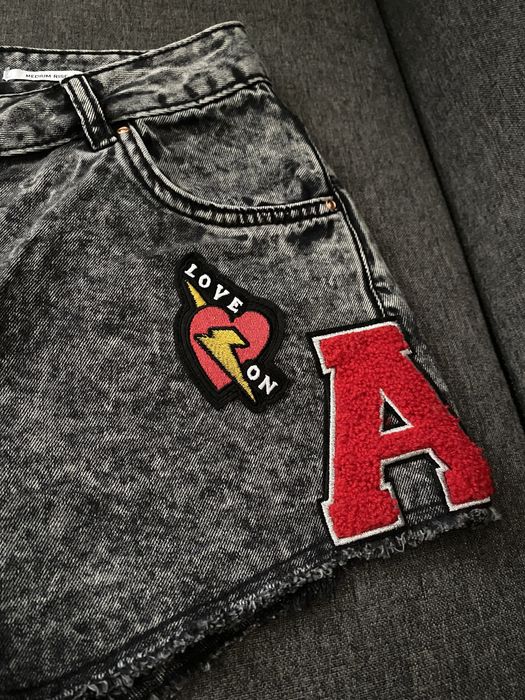 Spodenki z haftem naszywkami bershka M nowe szorty sredni stan