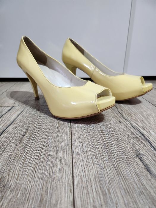 Szpilki lakierkowe cytrynowe Bożena Tanio