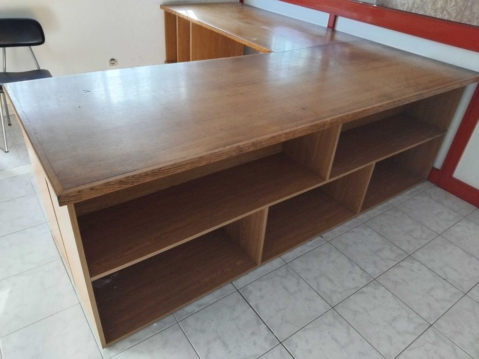 Conjunto de móveis de escritório em madeira