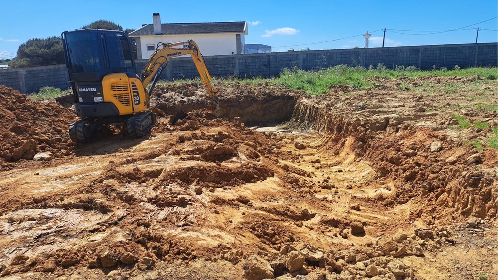 Serviços com Bobcat, MiniGiratoria e com Carrinha