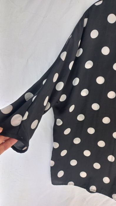 Blusa preta com bolas brancas manga 7/8