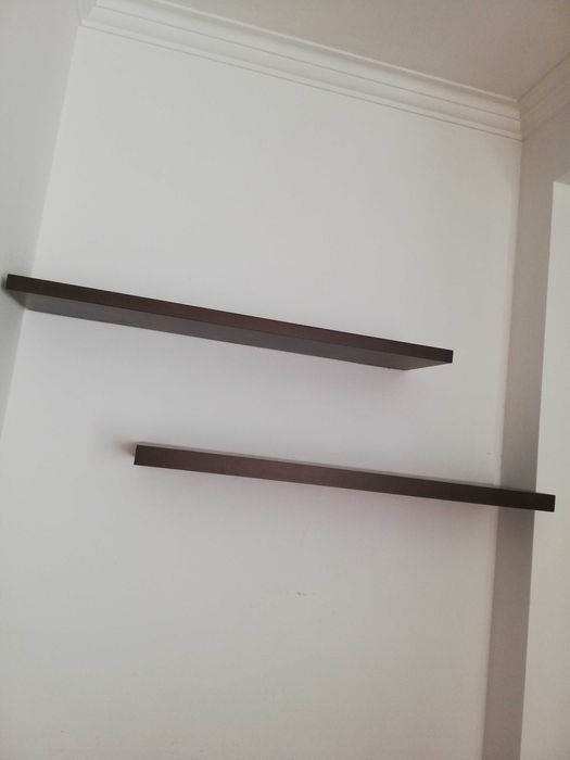 Prateleiras em madeira escura