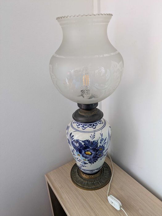Candeeiro de mesa vintage com base em cerâmica e abajur de vidro
