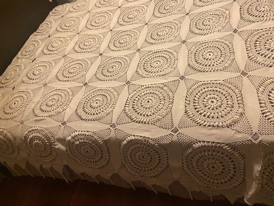 Colcha de renda , feita á mão.