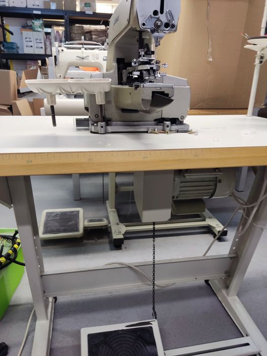 Guzikarka Juki MB 373.