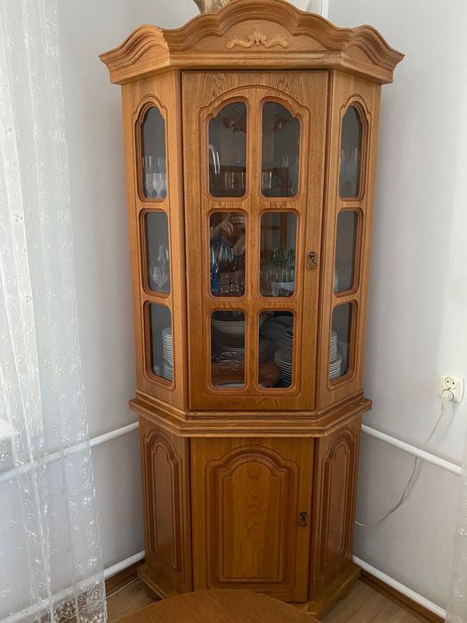 Komplet solidnych mebli - wyposażenie salonu