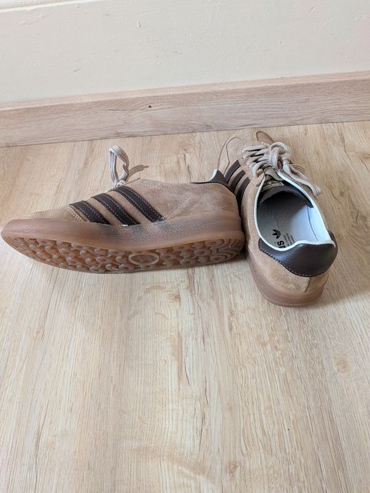 Sapatilhas e sapatos novos.