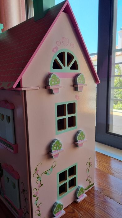 Casa de bonecas de madeira, com mobiliário incluído
