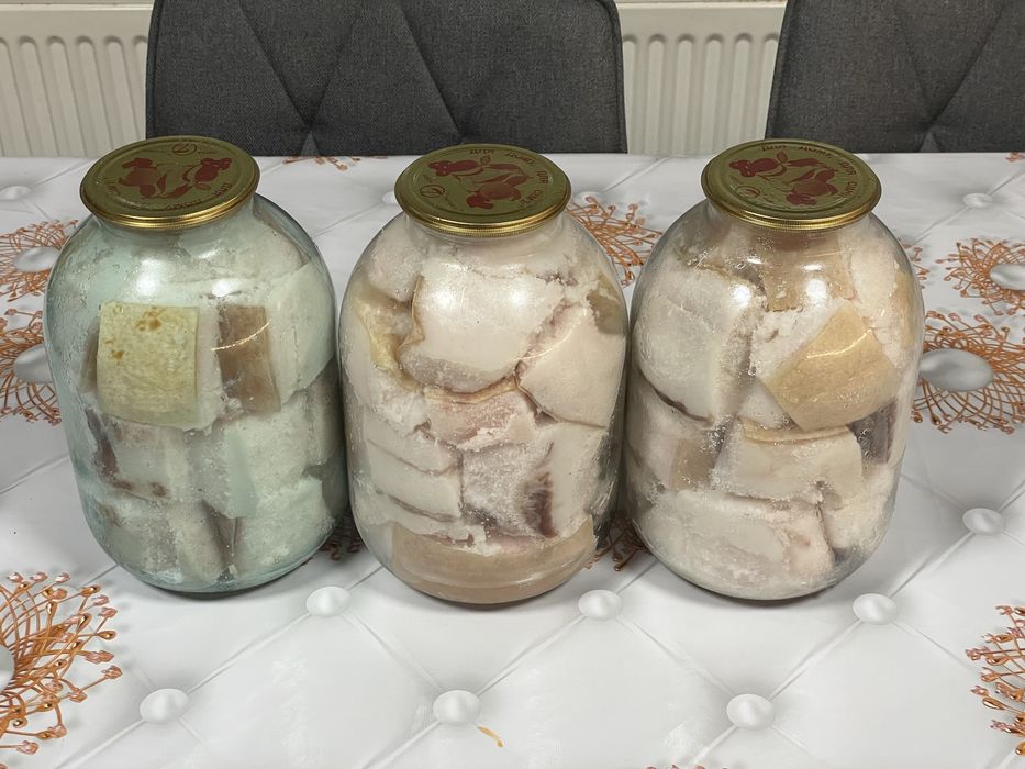 Домашнє сало в банках