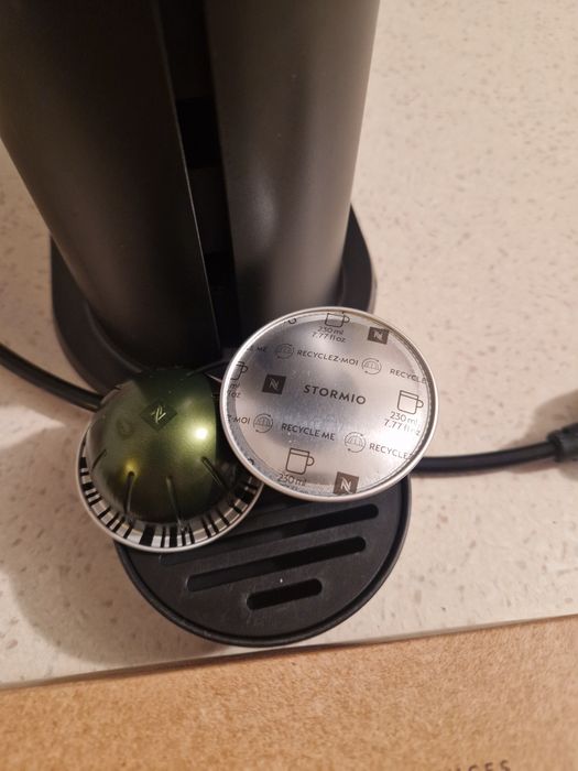 Ekspress Nespresso Vertuo Next + kapsułki + odkamieniacz