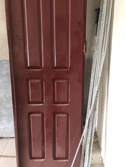 Двері вхідні з двох частин ,нестандартні. Ламінат .