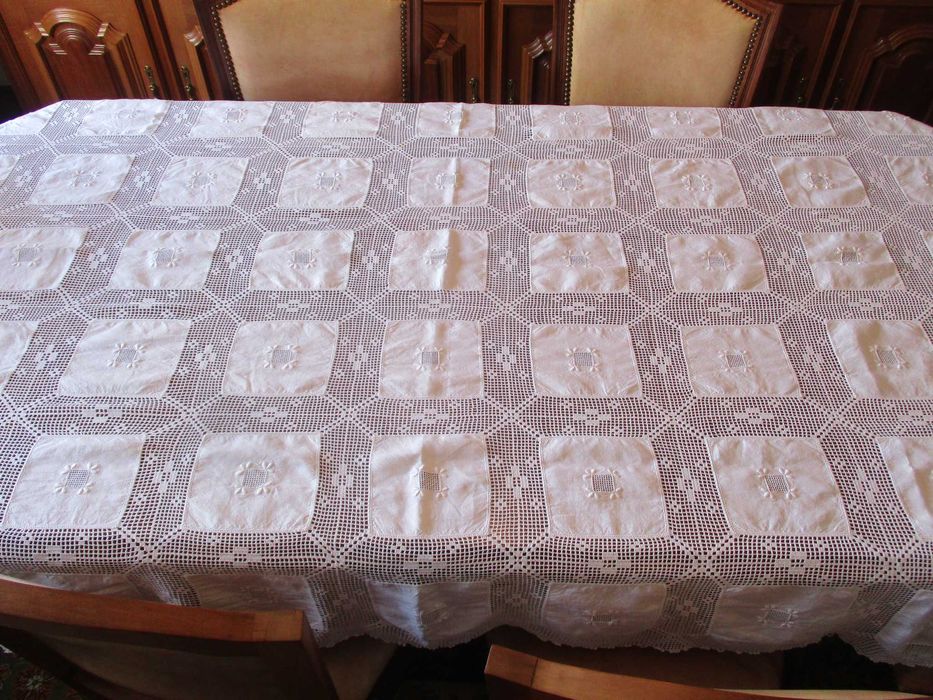 Toalha de mesa linho bordado e com renda - 2,30m x 1,50m