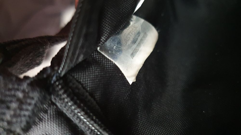 Bolsa Eastpak de tiracolo, fina e resistente