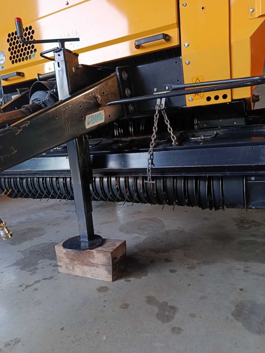 Prasa New Holland BR 6090