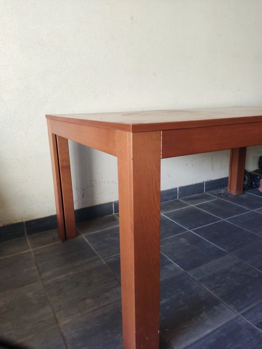 Mesa em madeira de sala de jantar extensível