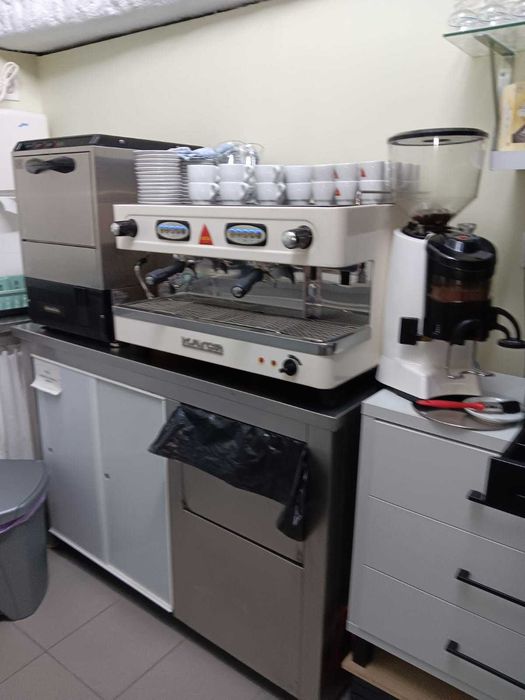 Equipamento de Cafetaria – Vitrine, Bancadas Inox e Máquinas