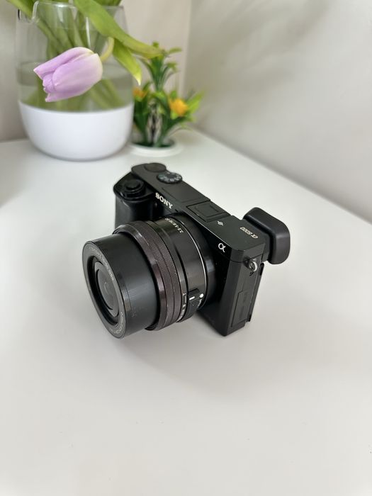 Sony a6000 com lente 16-50mm e bolsa