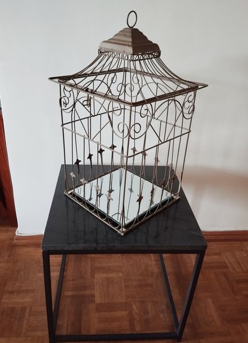 Mesa em granito e gaiola