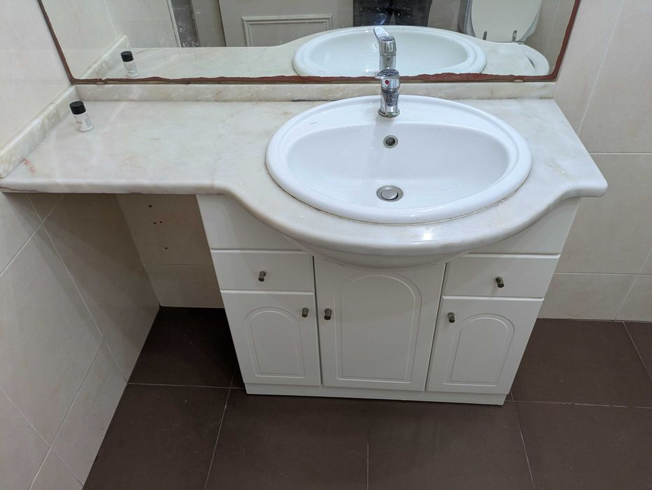 Conjunto móvel de casa de banho com lavatório e bancada em mármore
