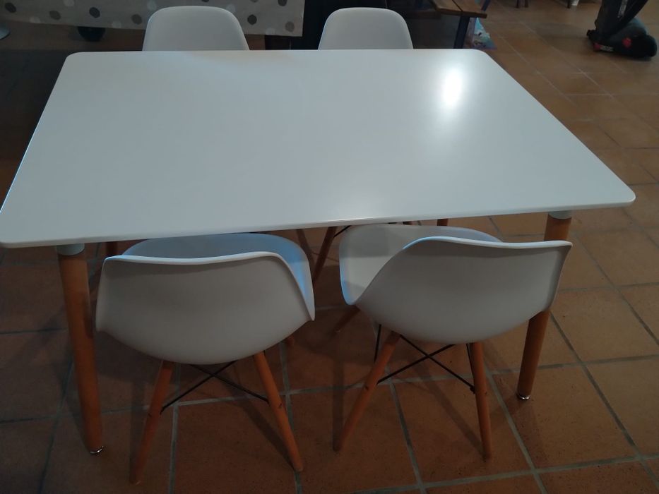 Mesa + 4 cadeiras